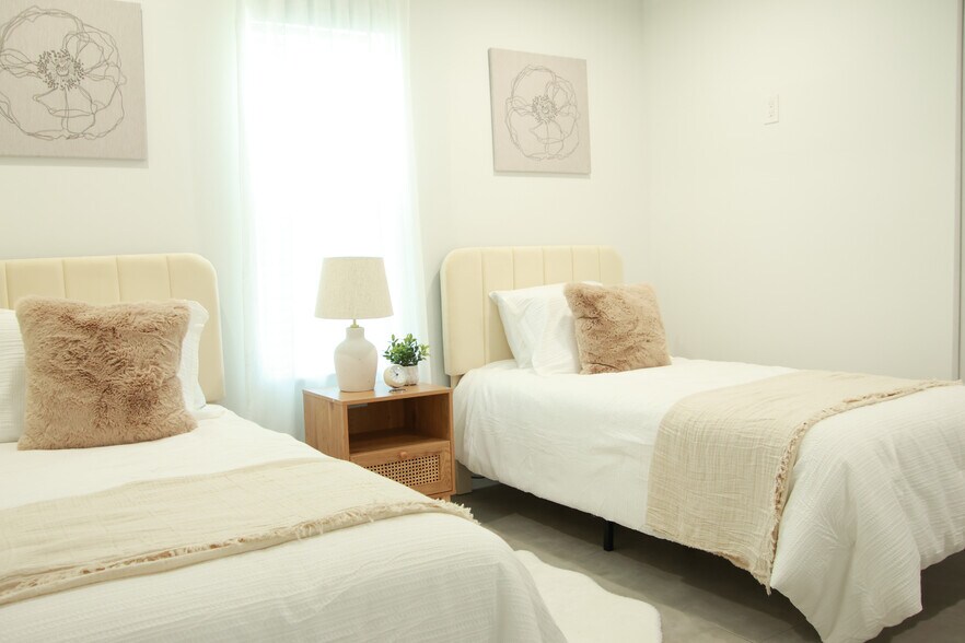 Building Photo - 920 SW 4th Ave