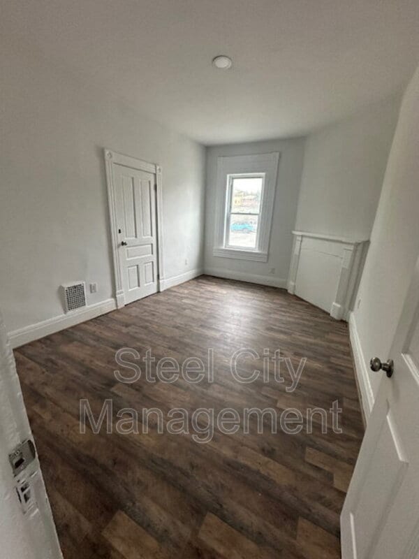 Building Photo - 211 S 7th St