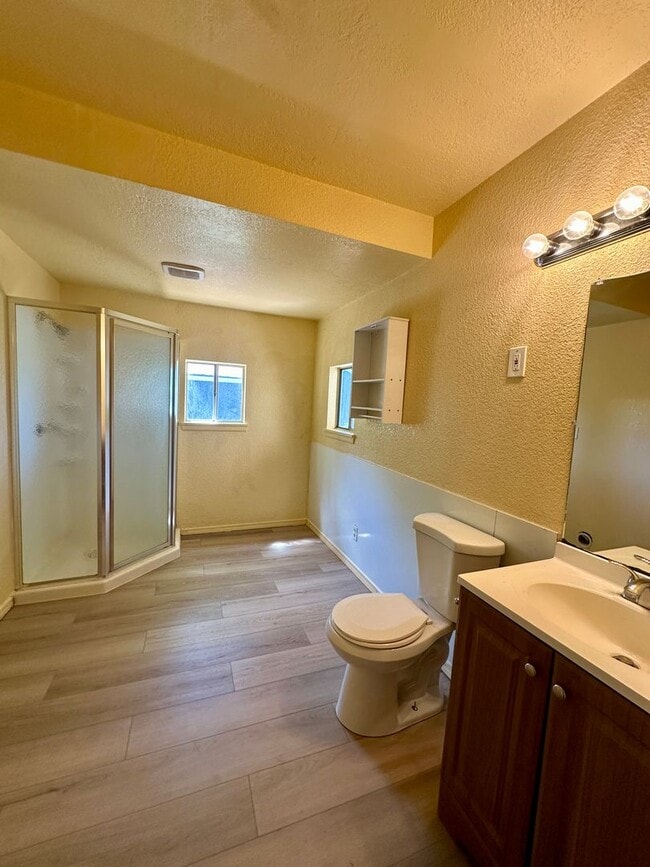 Building Photo - 3 Bedroom Home Ready to Rent