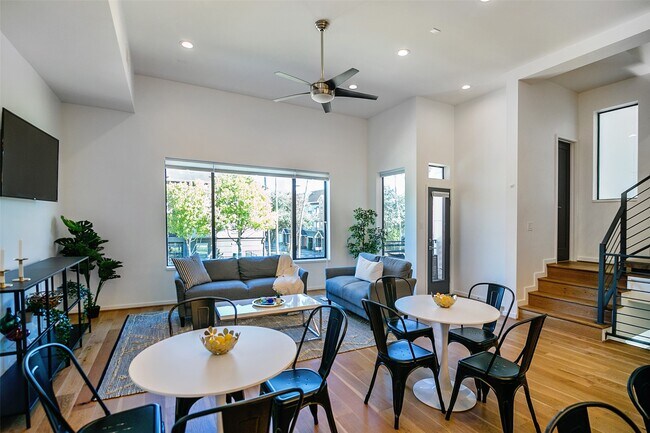 Building Photo - 511 Memorial Heights Dr