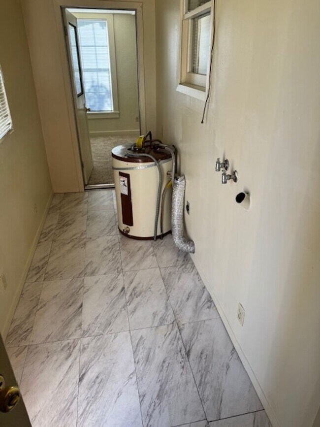 Building Photo - Charming Vintage Home