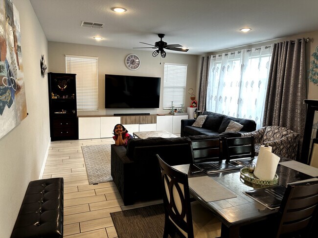 Primary Photo - 1321 W Coyote Dr