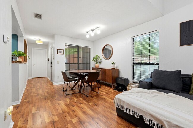 Building Photo - Rockwood Villa 2 bedroom 2 1/2 bath condo