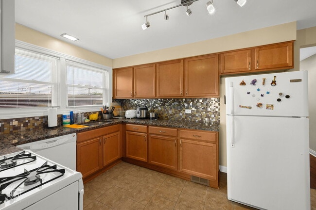 Building Photo - 9115 Lamon Ave