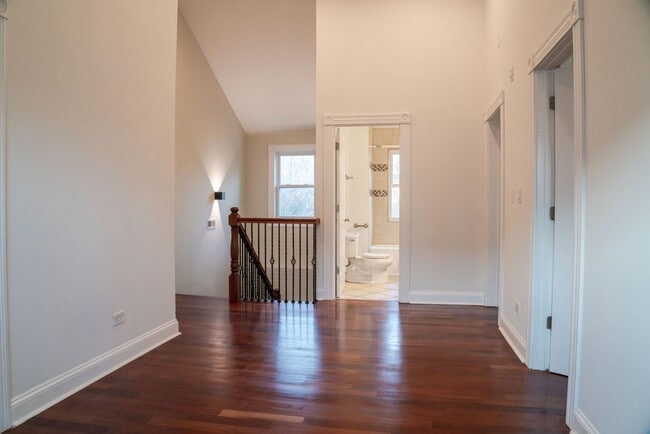 Building Photo - Gorgeous 5 Bedroom / 4 Full Bath Home along Chicago River