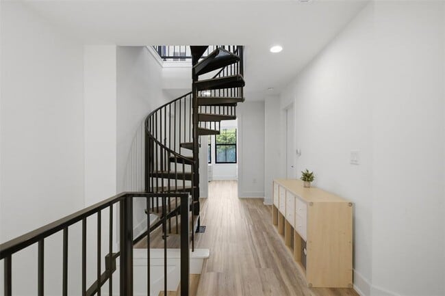 Building Photo - 2711 Crest Ave