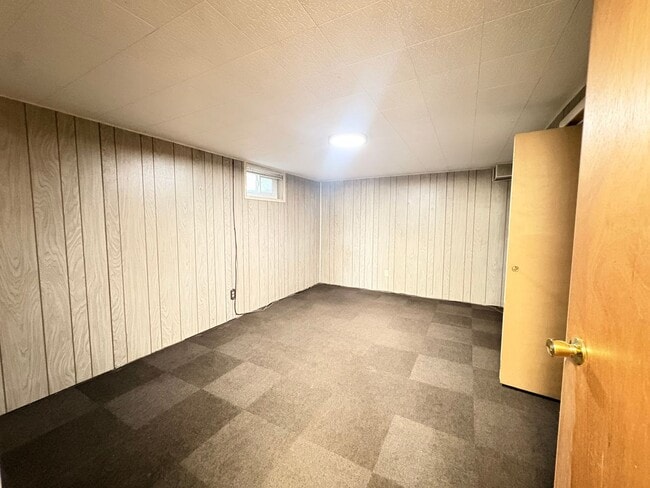 Building Photo - 437 Circleway Dr