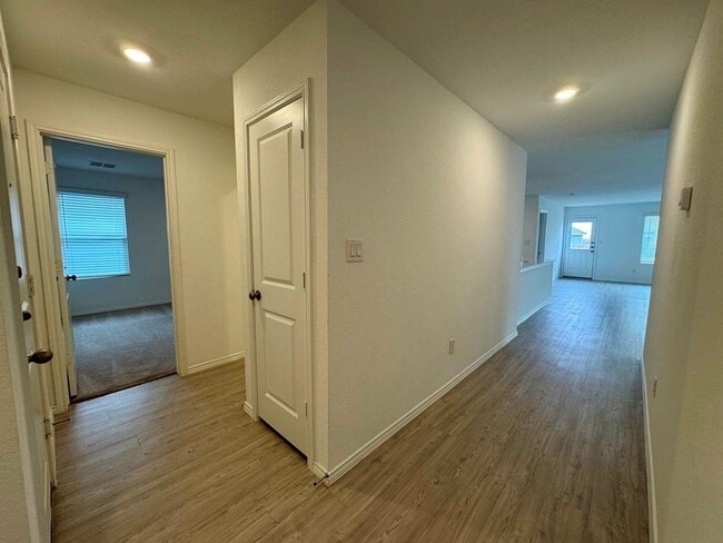 Building Photo - 109 Little Sparklers Lp