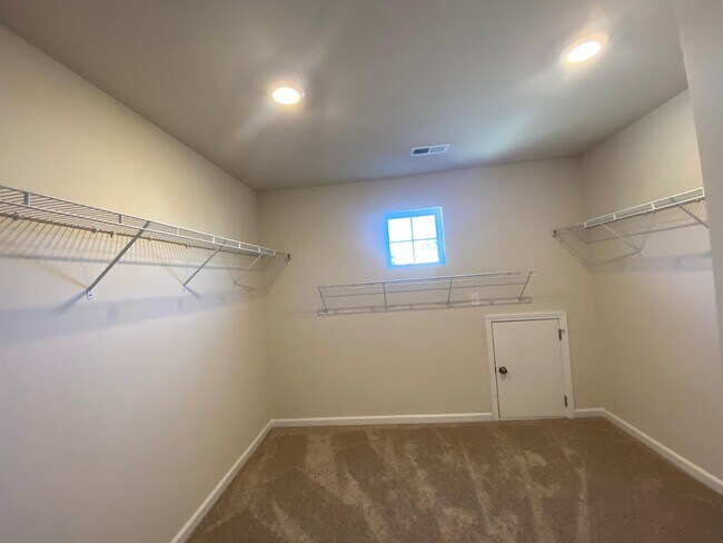Building Photo - 6015 Weddington Pointe Dr