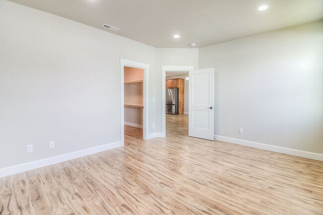 Building Photo - GorgeousBuilt Home in West Valley