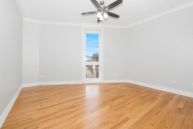 Building Photo - 520 N Western Ave