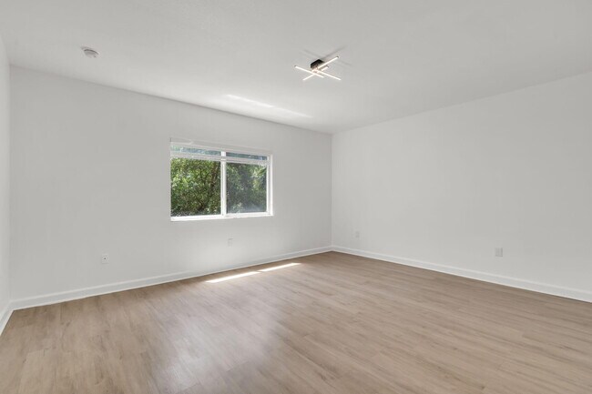 Building Photo - 1300 NE 109th St