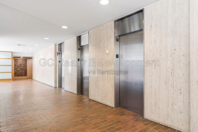 Building Photo - 5445 N Sheridan Rd