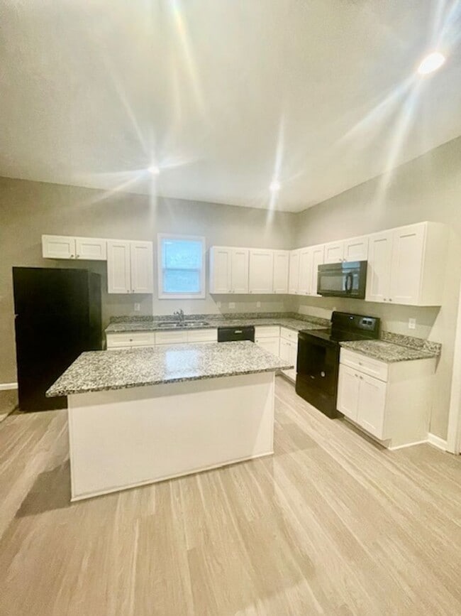 Building Photo - Must view this Adorable 3 bedroom 1 bath h...