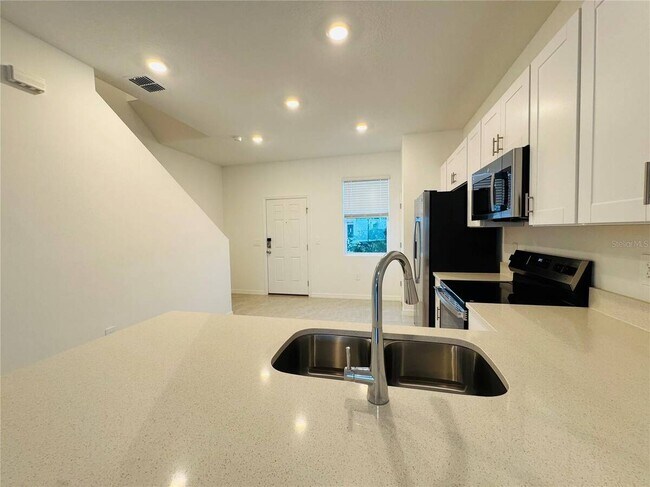 Building Photo - 2923 Skyline Lp