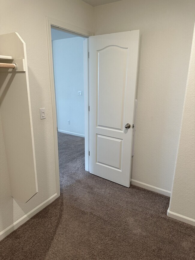 Building Photo - Manteca 5 Bedroom, 3 Bath Executive Style ...