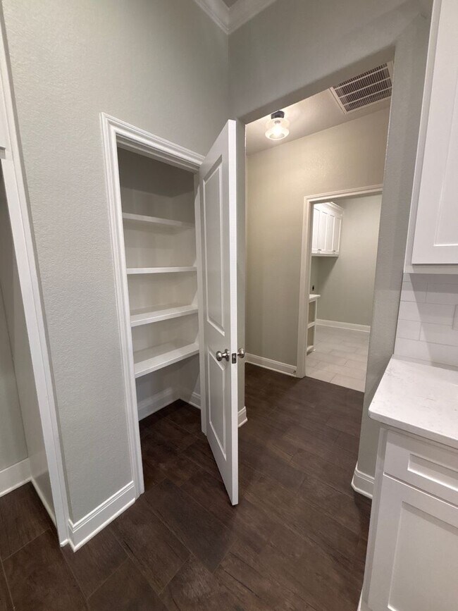 Building Photo - Beautiful South Tyler Rental in Royal Vist...