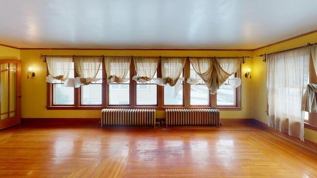 Building Photo - 206 W Custer Park St
