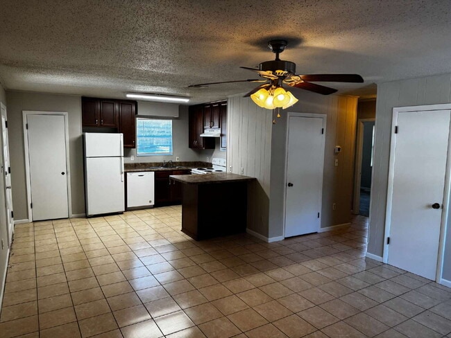 Building Photo - "Charming 2-Bedroom Retreat in Destin – Co...