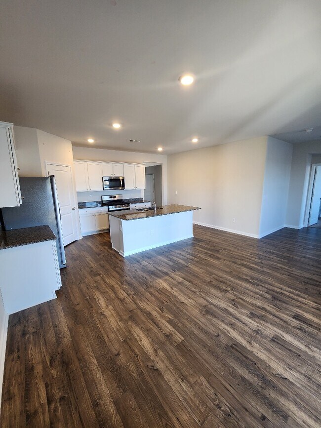 Building Photo - 3537 Bells Lk Cir