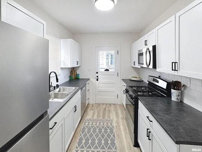 Building Photo - 3 bedroom Rental in Rock Island