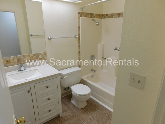 Building Photo - Great 3bd/2ba Home with 2 Car Garage!