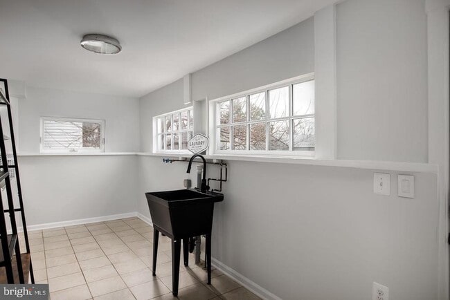 Building Photo - 735 Berryville Ave