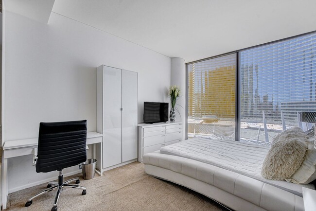 Building Photo - Veer Towers 802W- Stunning Strip and City ...