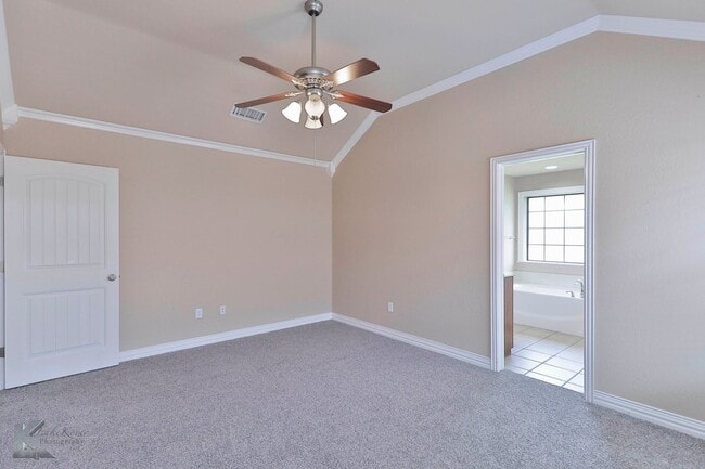 Building Photo - 4 bed 2 bath; newer carpet!