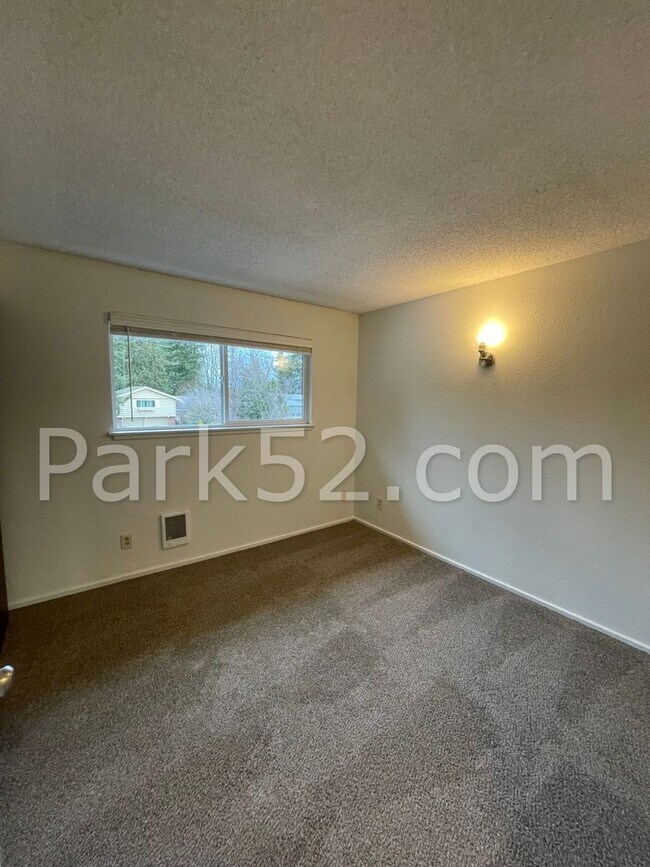 Building Photo - Fircrest Area 3 Bedroom Apartment