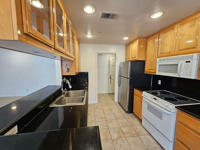 Building Photo - CLASSY CONDO - Spacious 1 Bed/1 Bath in Luxurious Setting - MENLO PARK