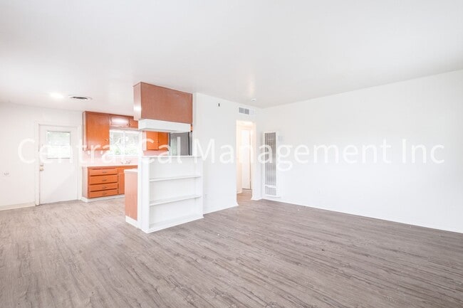 Building Photo - 2000-2004 Bank St