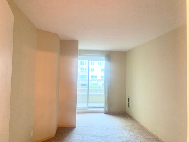 Building Photo - Quiet one Bedroom condo in Doorman Buildin...