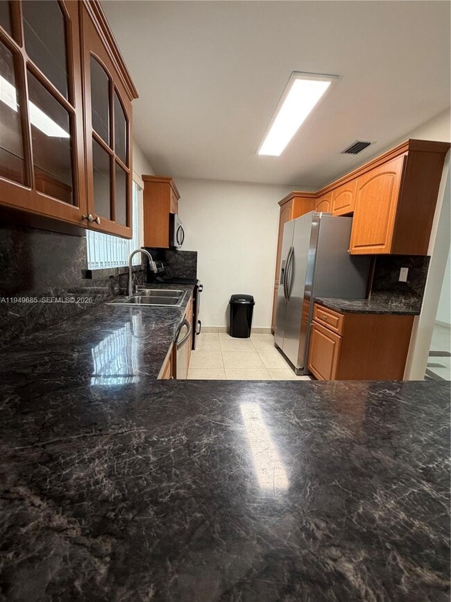 Building Photo - 425 E 17th St