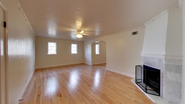 Building Photo - Lakeside 4 Bedroom / 3 Bathroom Single Fam...