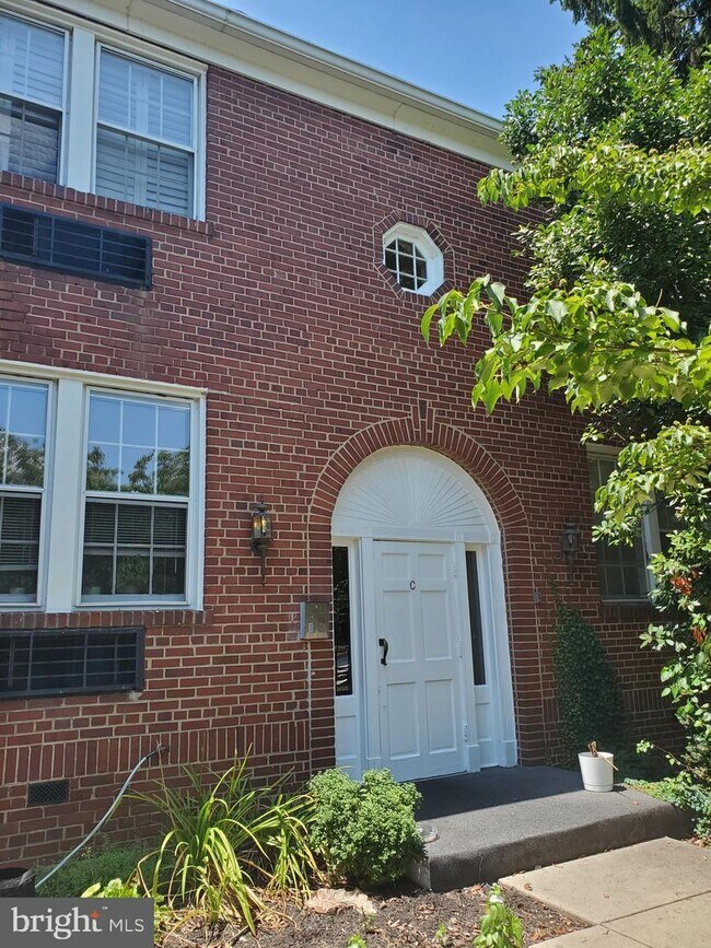 Building Photo - 715 S Washington St