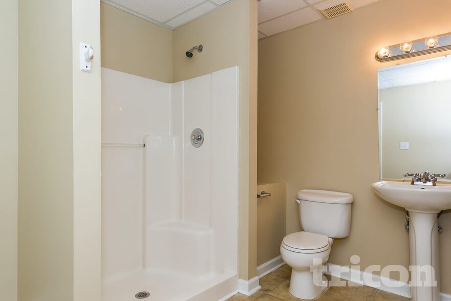 Building Photo - 305 Emerald Trce