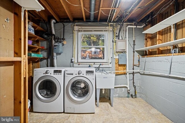 Building Photo - 9109 Pinehurst Dr