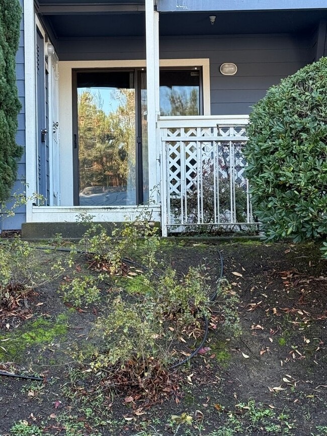 Building Photo - Gated Community with easy west bound 80 access