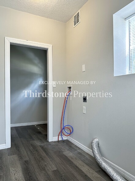 Building Photo - 3347 Phyllis St