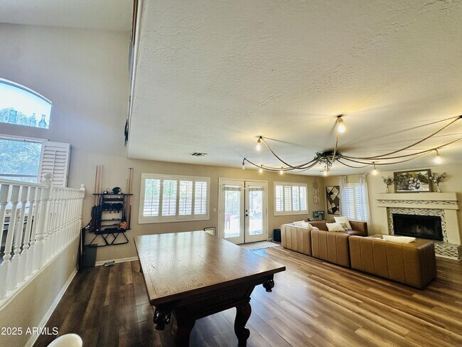 Building Photo - 727 W Mendoza Cir