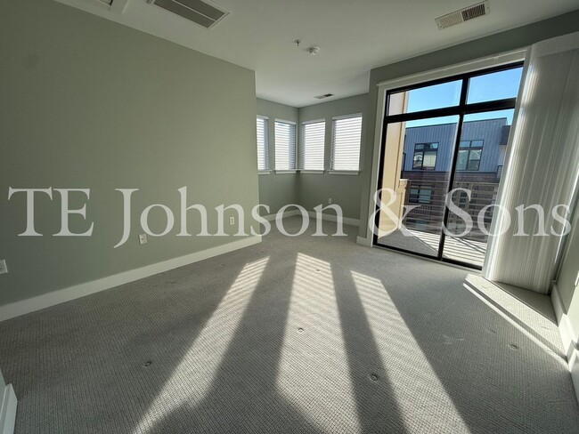 Building Photo - Modern Three Level Townhome in the Heart of Winston Salem