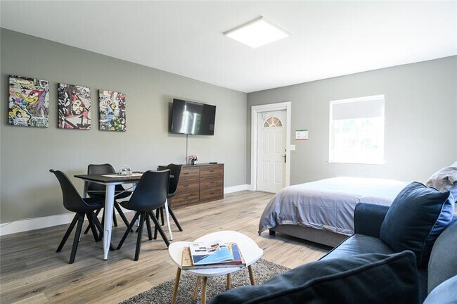 Building Photo - 1020 N Victoria Park Rd