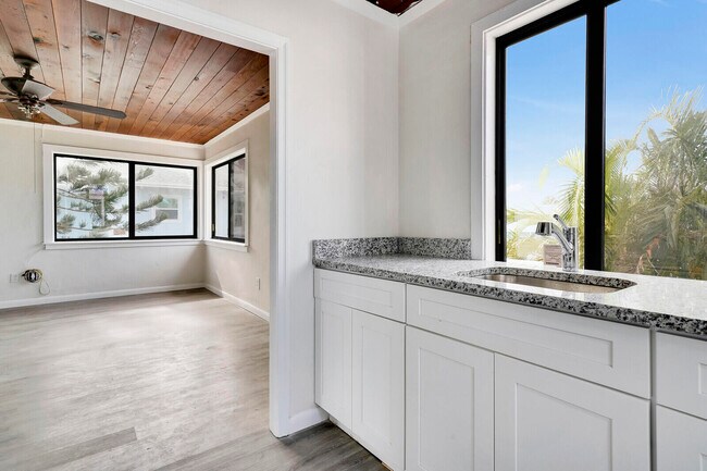 Building Photo - 652 Hernando St