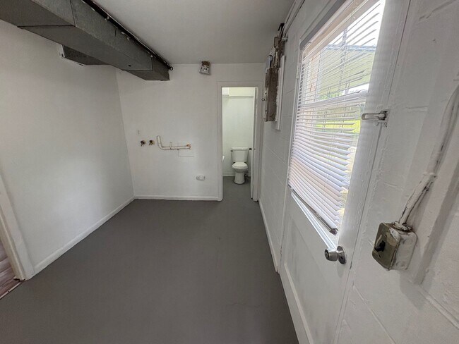 Building Photo - Charming 3-bedroom, 1.5-bath home in Dayton