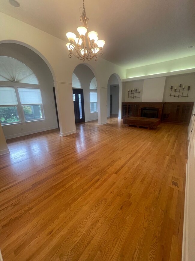 Building Photo - Beautiful 4 Bedroom on 2.5 Acres!