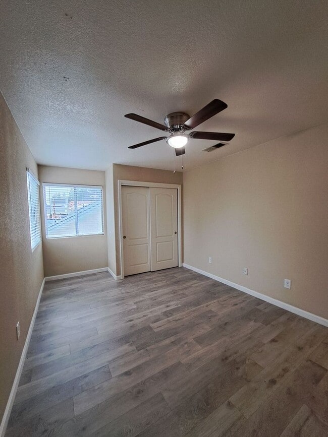 Building Photo - Stunning Large 4 Bedroom Home! Located Near Cedar & Nees!