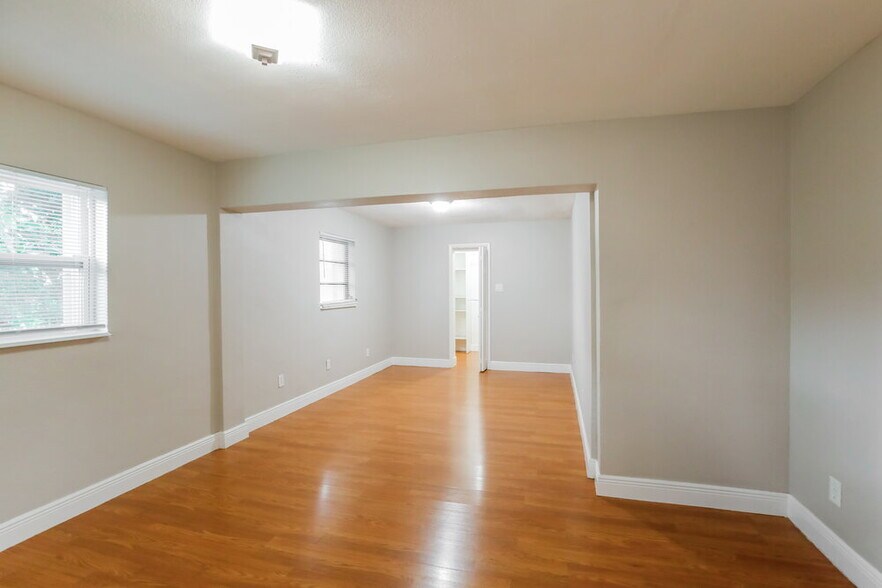 Building Photo - 13620 Monroe St