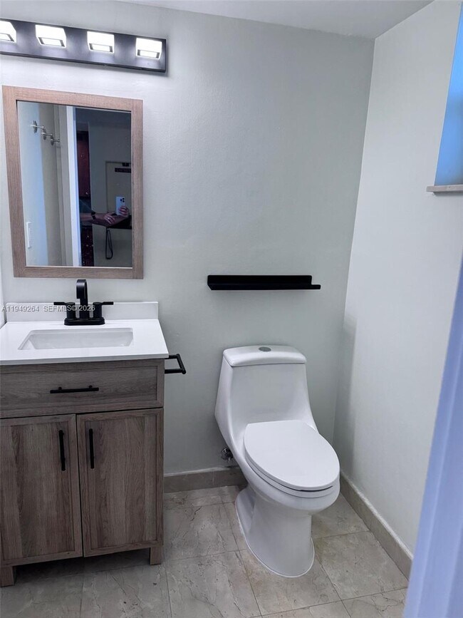 Building Photo - 100 Edgewater Dr