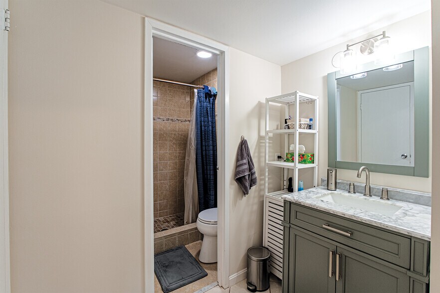 Building Photo - 2037 Royal Fern Ct